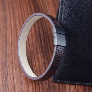 Bracelet pour homme en cuir marron avec texture serpent et fermoir en métal noir mat