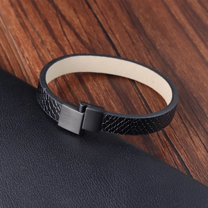 Gros plan d'un bracelet en cuir noir à motif serpent avec un fermoir en métal mat