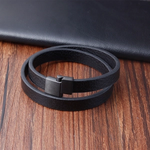 Gros plan d'un bracelet en cuir tressé double couche avec fermoir en métal noir mat