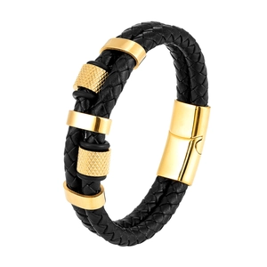 Detail eines schwarzen Lederarmbands mit goldenen Stahlperlen und Magnetverschluss für Herren