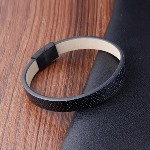 Détail du bracelet en cuir noir à motif serpent avec fermoir en métal mat pour hommes