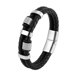 Detailansicht eines schwarzen geflochtenen Lederarmbands mit Stahlmagnetverschluss