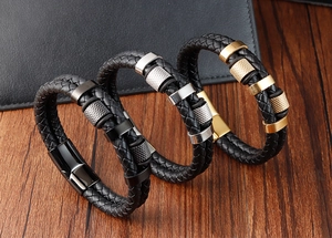 Details von mehrlagigen Lederarmbändern mit strukturierten Magnetverschlüssen aus Metall
