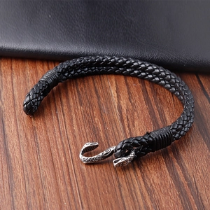 Bracelet en cuir noir tressé à double brin avec un fermoir en forme de tête de serpent