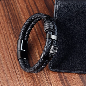 Detailansicht Herren Doppel-Lederarmband mit gerändeltem Edelstahl-Magnetverschluss in Schwarz