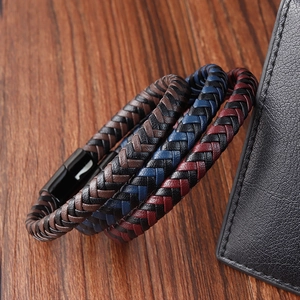 Détail d'un bracelet en cuir tressé multicouche avec fermoir magnétique noir mat et boucle