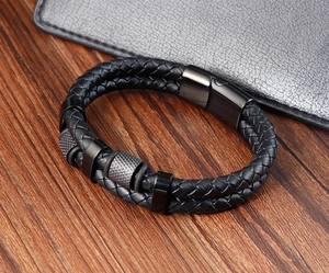 Detail eines mehrlagigen schwarzen Lederarmbands mit Magnetverschluss auf Holzhintergrund