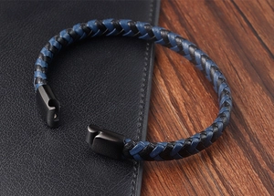Détail du bracelet en cuir tressé bleu marine et noir avec fermoir en métal noir mat