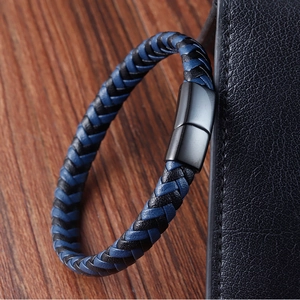 Gros plan du bracelet en cuir tressé noir et bleu avec fermoir en métal noir mat