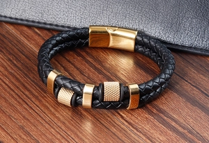 Nahaufnahme des zweilagig geflochtenen Lederarmbandes für Herren mit goldenem Magnetverschluss