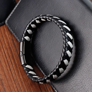 Bracelet en cuir tressé noir et blanc avec fermoir en métal noir mat pour hommes