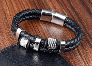 Detail eines mehrlagigen geflochtenen Lederarmbands mit Magnetverschluss und Perlen
