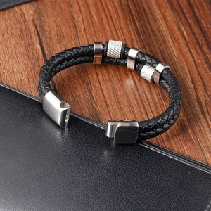 Makroaufnahme von doppellagigem schwarzem Lederarmband mit Magnetverschluss aus Stahl