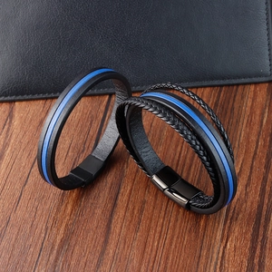 Mehrlagiges schwarzes Lederarmband für Herren mit blauen Akzenten und Magnetverschluss