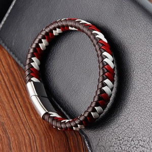 Bracelet fait main en cuir tressé rouge et blanc avec fermoir en acier inoxydable de qualité
