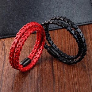 Détail de bracelets en cuir tressé double couche avec fermoir magnétique noir mat