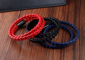 Détails de bracelets en cuir tressé rouge et noir avec fermoirs magnétiques en métal