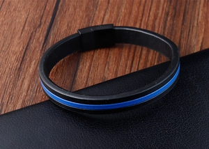 Minimalistisches Herren-Lederarmband mit blauen Akzenten und schwarzem Magnetverschluss