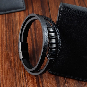 Pulsera multicapa de cuero negro para hombre con anillos vintage y cierre mate