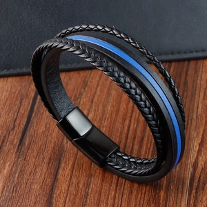 Mehrlagiges geflochtenes Herren-Lederarmband in Schwarz mit blauem Streifen und Magnetverschluss