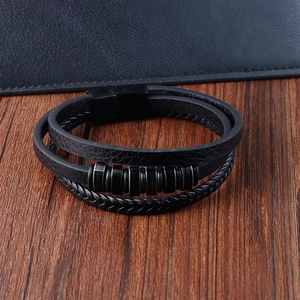 Pulsera multicapa de cuero trenzado negro para hombre con cierre magnético en madera