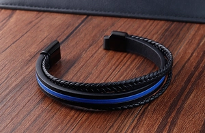 Detail eines mehrlagigen blau-schwarzen Lederarmbandes mit schwarzem Metallverschluss