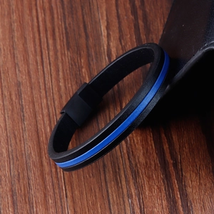 Nahaufnahme eines schwarzen Silikonarmbands mit feiner Textur und blauem Akzentstreifen