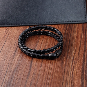 Détail du bracelet double tour en cuir tressé noir avec fermoir magnétique en métal