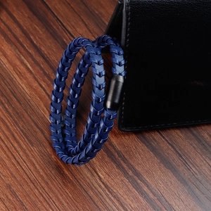 Bracelet double en cuir tressé bleu avec fermoir magnétique noir sur portefeuille noir