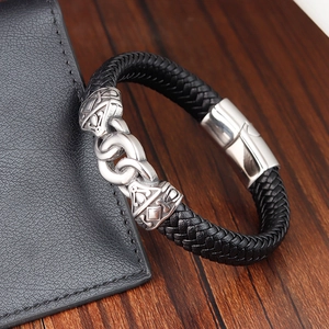 Bracelet pour homme en cuir tressé noir avec breloques nordiques en métal argenté vieilli