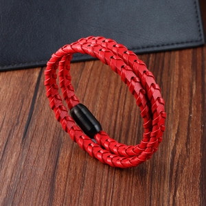 Détail du bracelet double tour en cuir tressé rouge avec fermoir magnétique noir mat