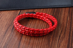 Gros plan d'un bracelet en cuir tressé rouge à double tour avec fermoir noir mat