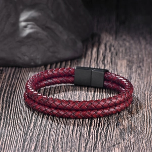 Geflochtenes Herrenarmband aus rotem Leder mit schwarzem Magnetverschluss aus Edelstahl