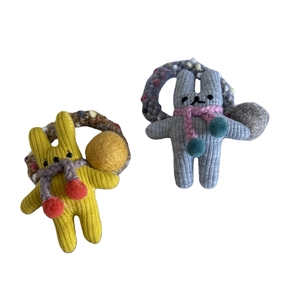 Lot d'élastiques à cheveux lapin en tricot jaune et gris avec détails crochetés