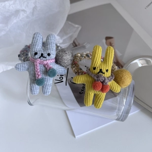 Lot de deux chouchous lapins tricotés mignons en gris et jaune pour style d'automne