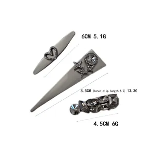 Ensemble de trois barrettes argentées avec strass cœur et étoile sur fond blanc épuré