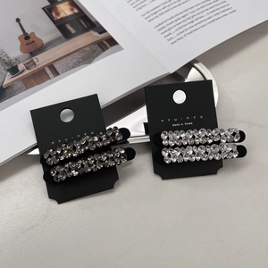 Vue détaillée de barrettes de luxe en cristal tchèque gris et argent sur cartes de présentation
