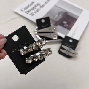 Barrettes à cheveux argentées minimalistes avec strass étincelants en forme de cœur