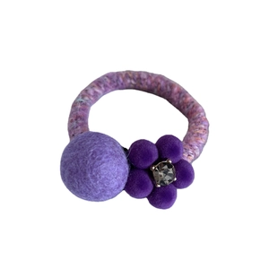 Élastique à cheveux tricoté violet avec boules en feutre et fleur en strass
