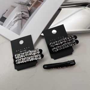 Gros plan détaillé de barrettes à cheveux en strass tchèques sur carte de présentation