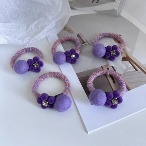 Lot de cinq chouchous violets tricotés avec fleurs en peluche et strass