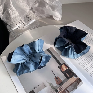 Elegantes Set aus französischen Denim-Haargummis in Hell- und Dunkelblau mit Falten-Design