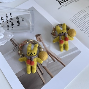 Détails de chouchous lapin en tricot jaune avec pompons colorés et écharpe mignonne