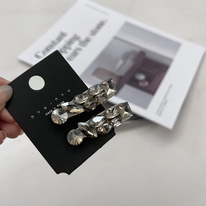 Détail des barrettes à cheveux en strass étincelants en forme de cœur et d'étoile