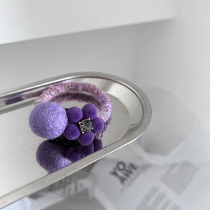 Élastique cheveux violet tricoté main avec fleur floquée, strass et boule peluche