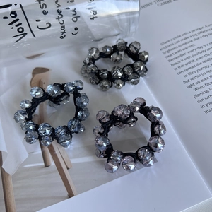 Élastiques à cheveux en cristal scintillant gris, bleu et violet sur fond de magazine