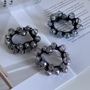 Vue détaillée de chouchous élastiques en perles de cristal gris bleu et violet