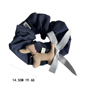 Chouchou en tissu bleu marine avec peluche teckel mignonne et nœud à chevrons gris chic