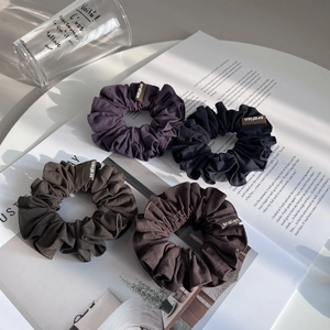 Lot de quatre chouchous en tissu minimalistes en violet foncé, noir, gris et marron