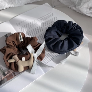 Lot de chouchous mignons avec chien en peluche marron et motifs plissés bleu marine